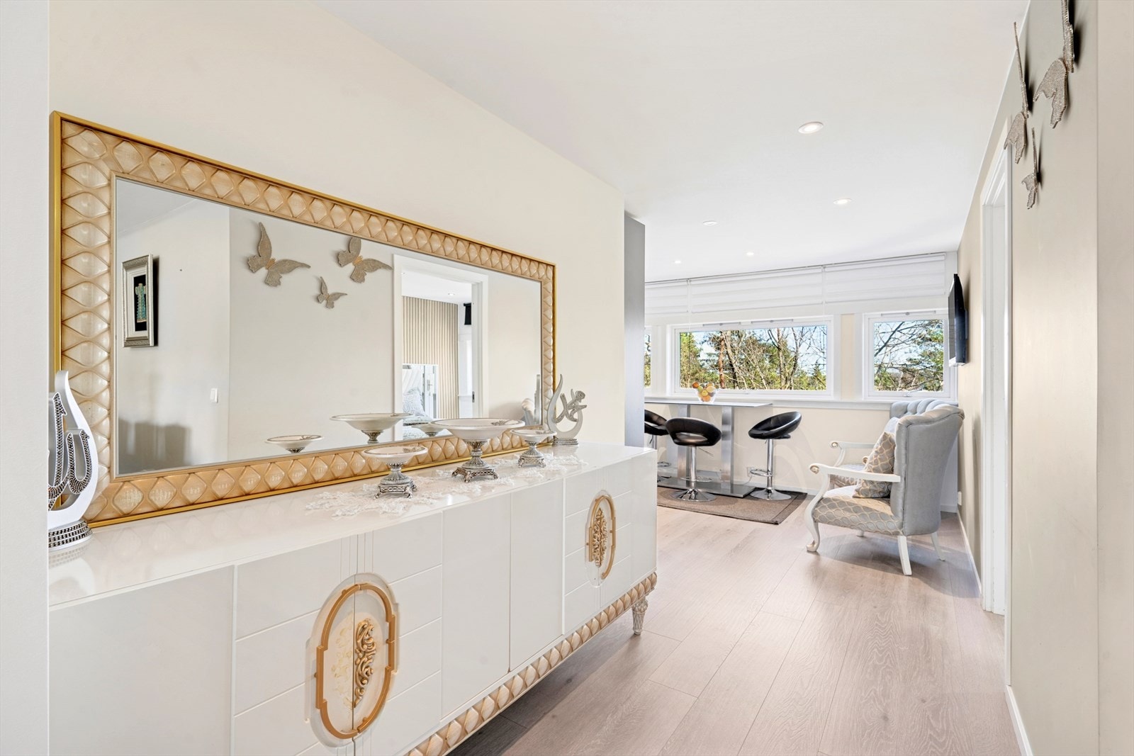 Fra stuen har du adkomst til et flott adskilt kjøkken. Galleribilde