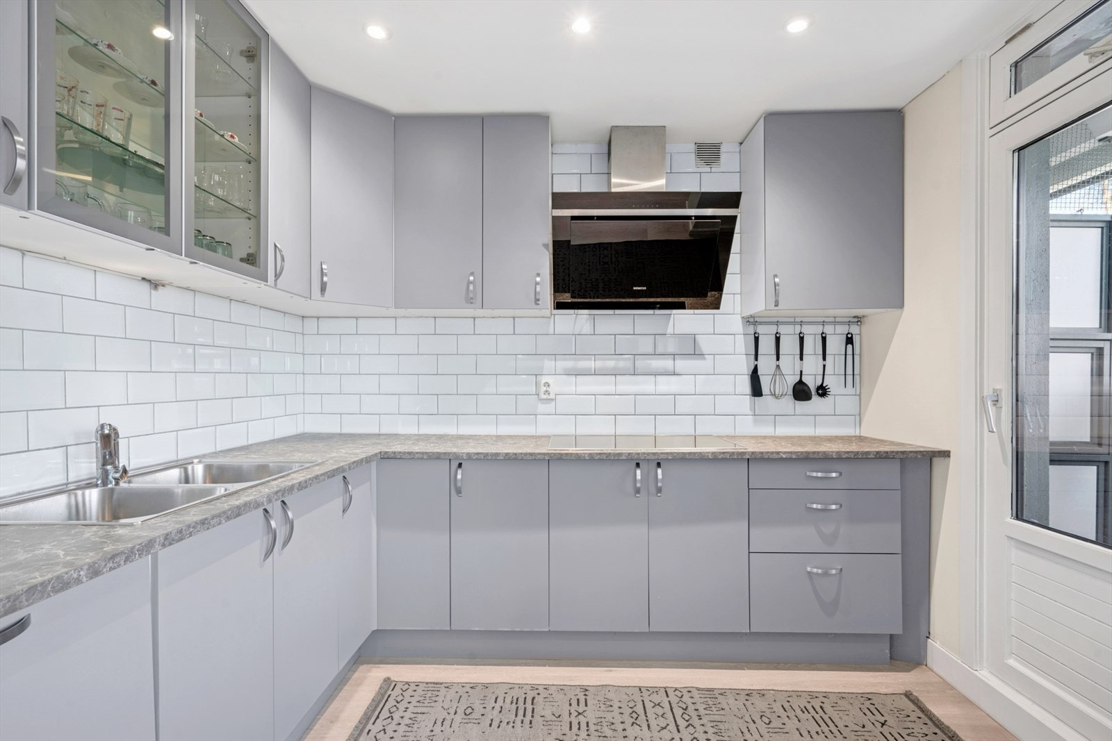 Fra kjøkkenet er det er utgang til en østvendt luftebalkong på ca. 2 m². Galleribilde