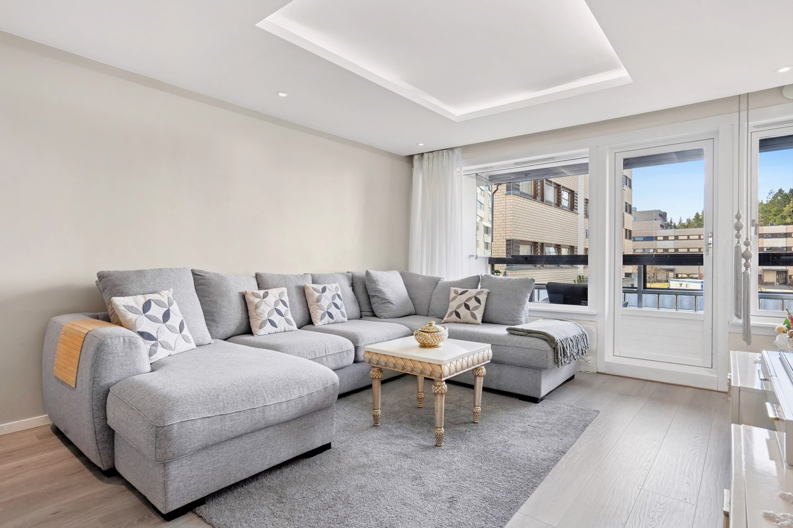 Lys og hyggelig stue som utgjør det naturlige oppholdsrommet i boligen. Galleribilde