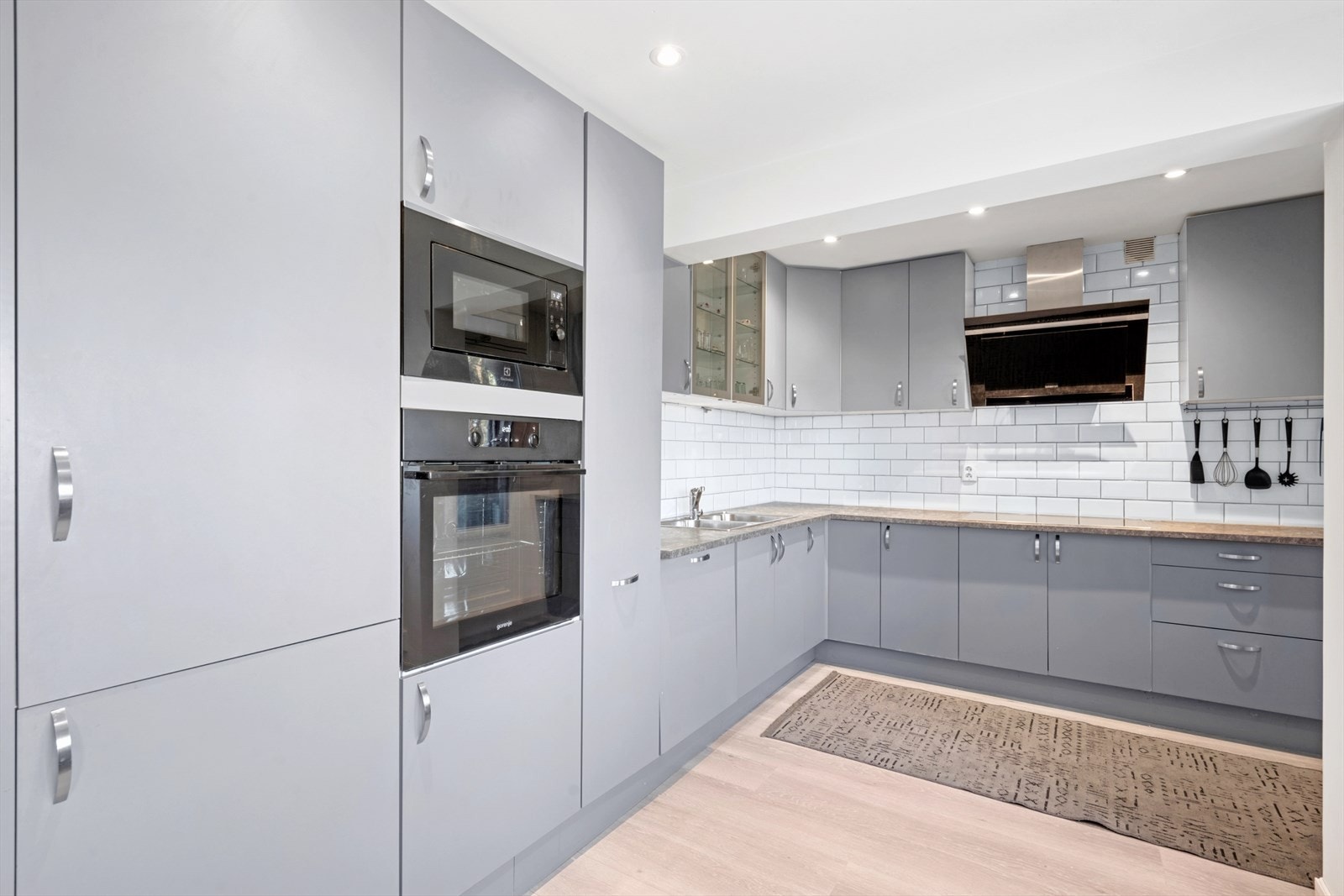 Kjøkkenet passer ypperlig for kokken i sosiale lag, her er det rikelig med arbeids- og oppbevaringsplass. Galleribilde