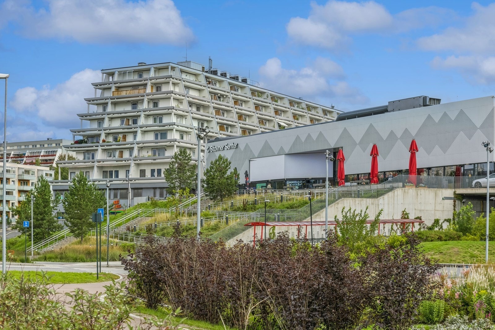 Fra boligen er det kort vei til Stovner senter, et av Norges største lokalsentre. Her finner man et godt utvalg av cafeer, klesbutikker, matbutikker, legesenter, apotek og vinmonopol. Galleribilde