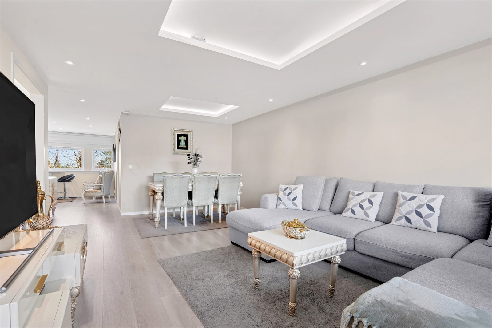 Stuen har gode innredningsmuligheter med god plass til sofagruppe, spisegruppe og TV- løsning. Galleribilde