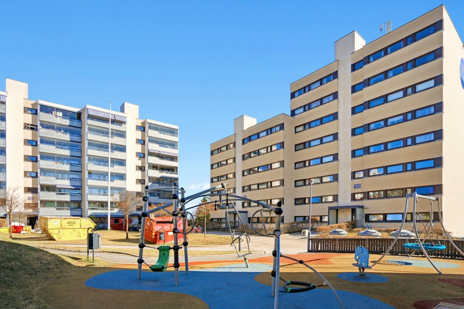 Borettslaget har flotte og skjermede fellesområder for store og små med beplantning, plen, områder for lek og opphold. Galleribilde