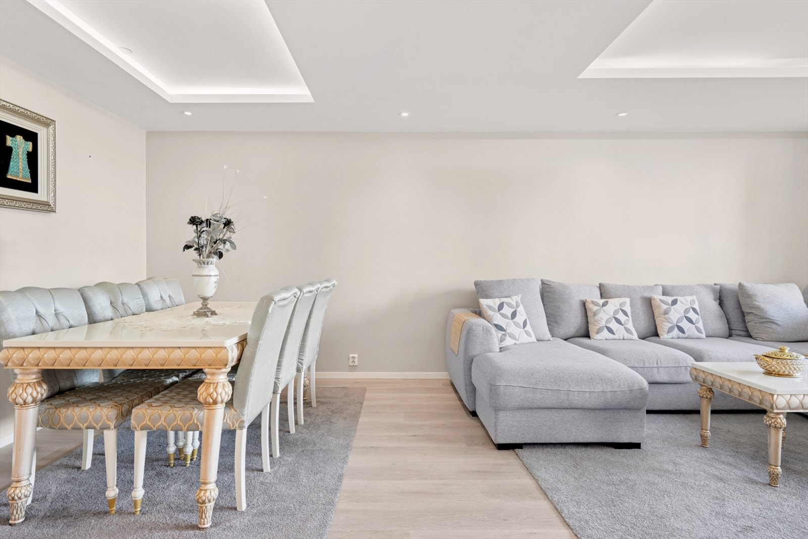 Fin sone for spisebord i stuen - her kan man invitere venner og familie til hyggelige lag! Galleribilde