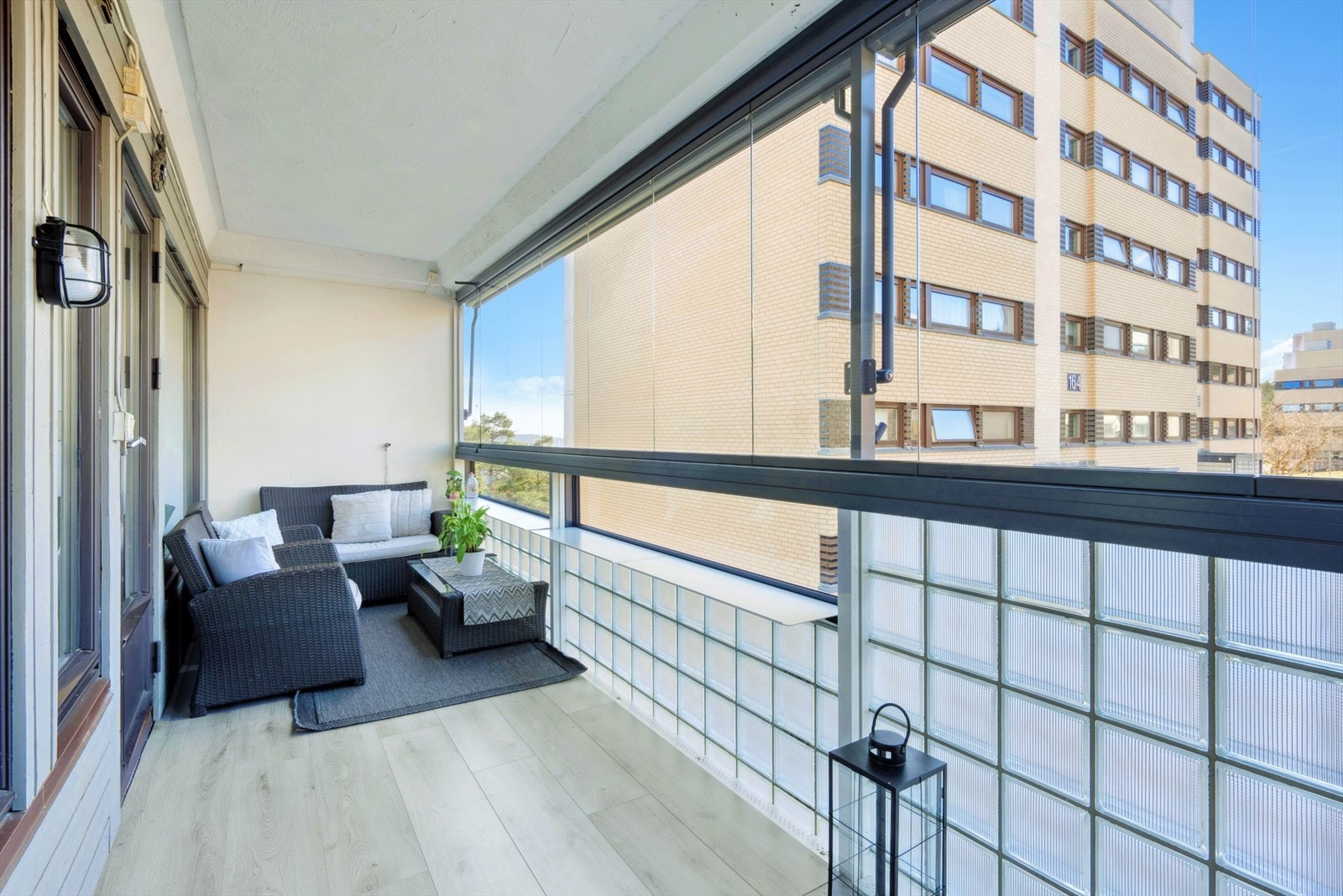 INNGLASSET BALKONG | Fra stuen er det utgang til en herlig vestvendt, innglasset balkong på ca. 12 m² - perfekt for helårsbruk som vinterhage. Galleribilde