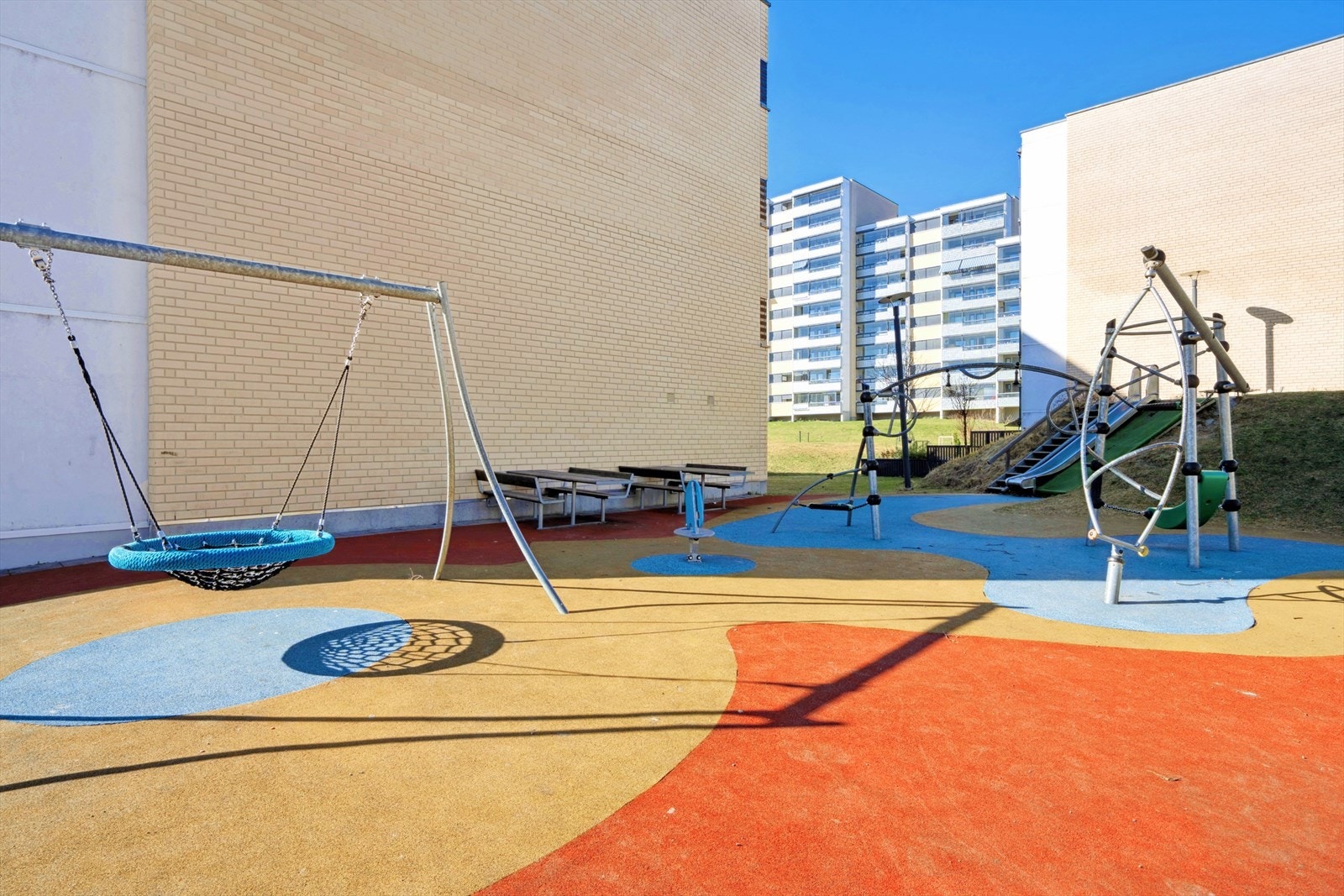 Trygg og trivelig lekeplass rett utenfor leiligheten. Galleribilde