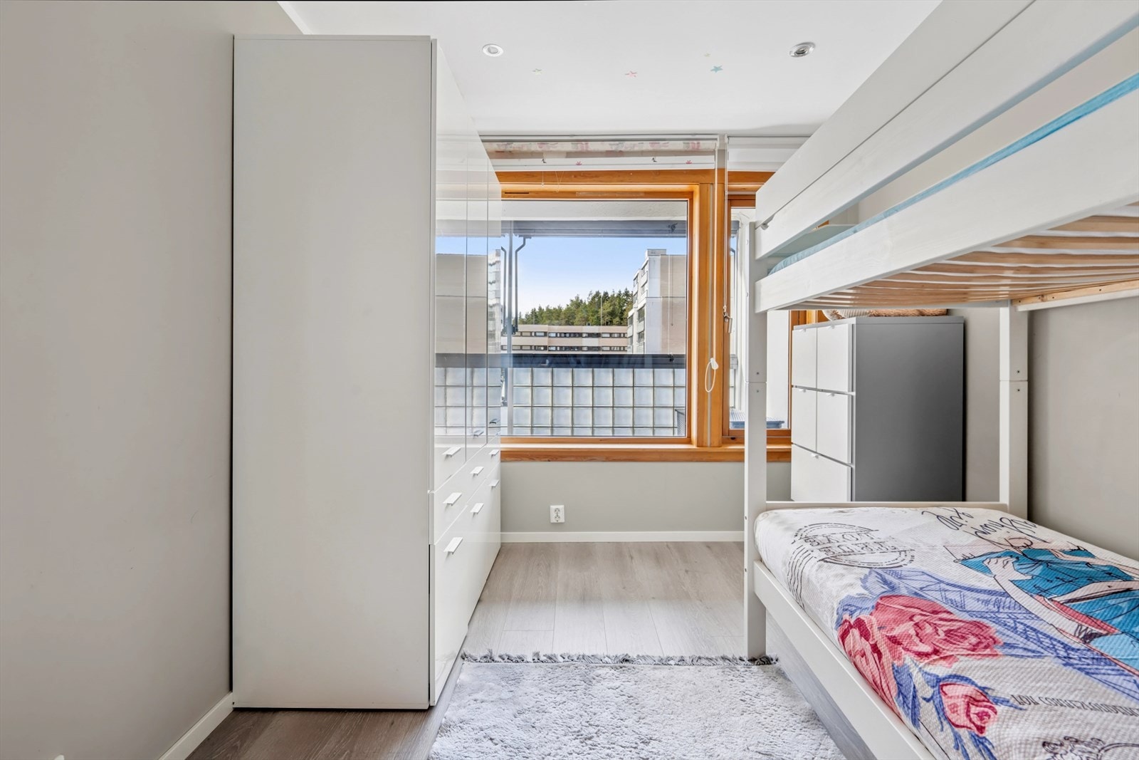 Her kan det innredes etter ønske og behov, med fin plass til seng og skrivebord og praktisk garderobeskap. Galleribilde