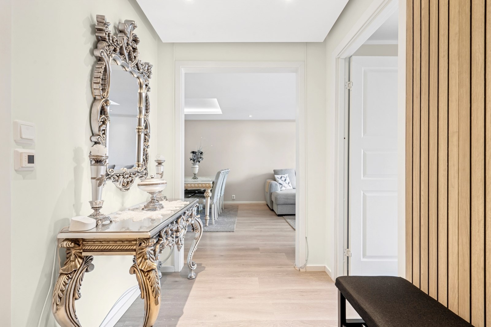 ENTRÉ| Velkommen inn til en lys og luftig entré. Her er det plass til å henge fra seg ytterklær og sette fra seg sko. Galleribilde