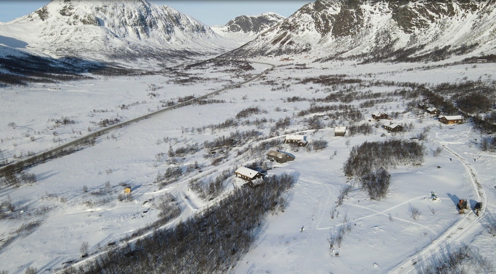 Dronefoto over tomteområdet. Her ser man mot Bjøberg og Bjøbergnuten (1515 moh) Galleribilde
