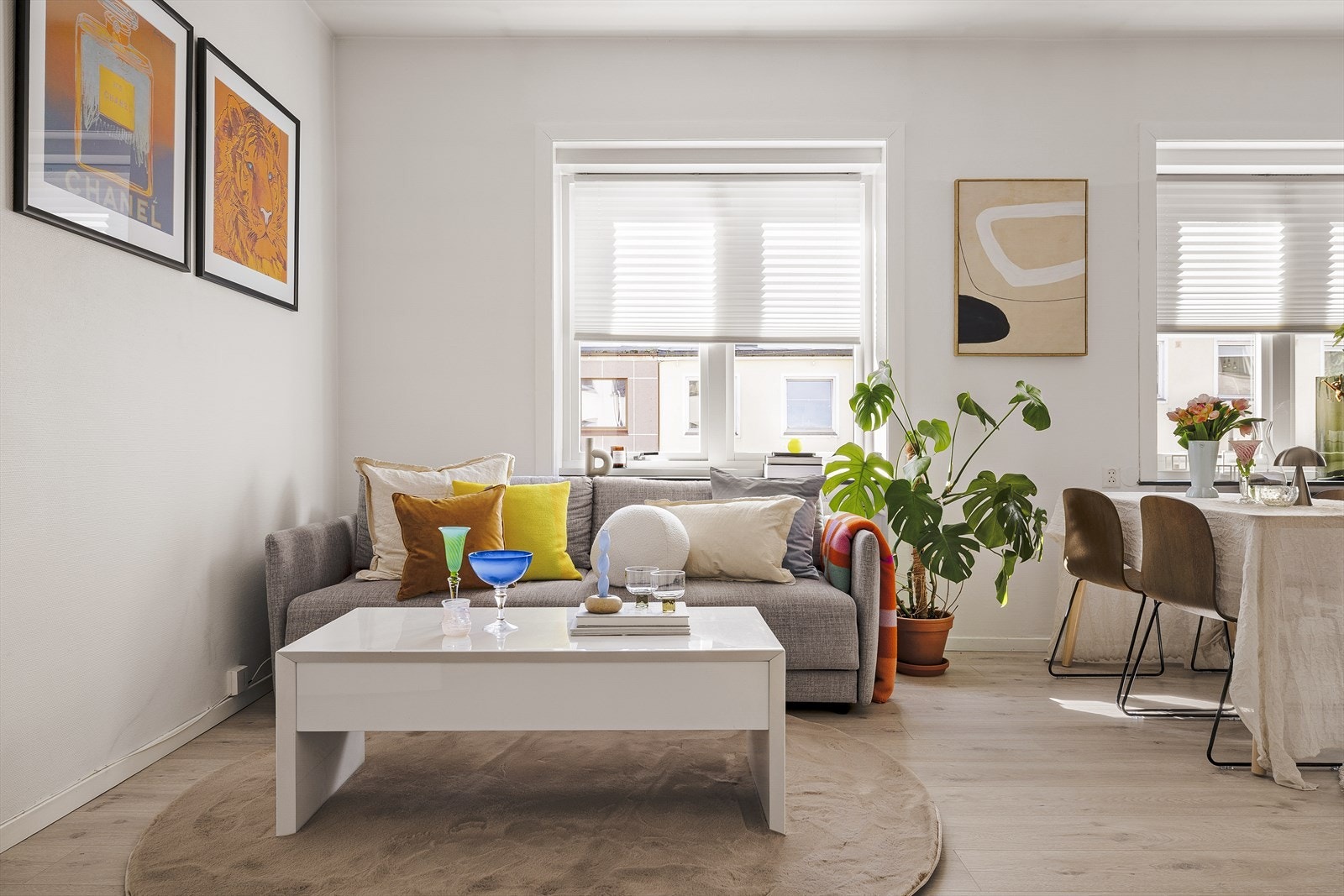 - Stuen er lys og fin, og har godt med plass til innredning i flere soner - Galleribilde