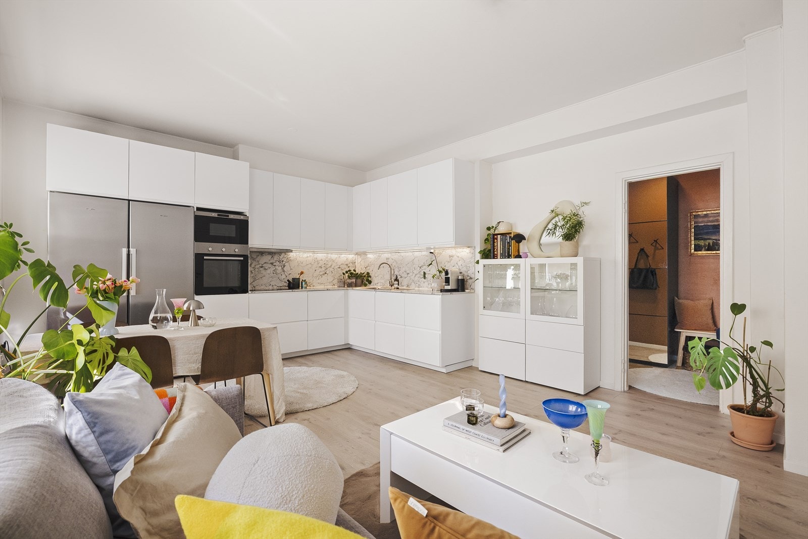 - Innredningen er fra Ikea, og består av slette fronter og benkeplate i laminat - Galleribilde
