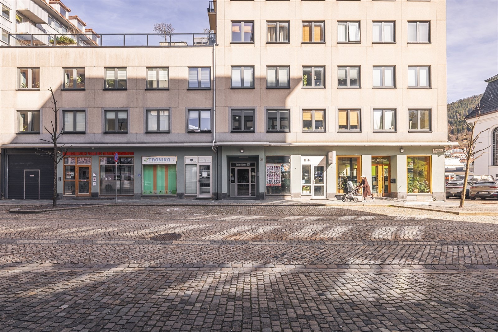 - Leiligheten ligger i byggets 3. etasje, og har tilkomst både via heis og trapp - Galleribilde