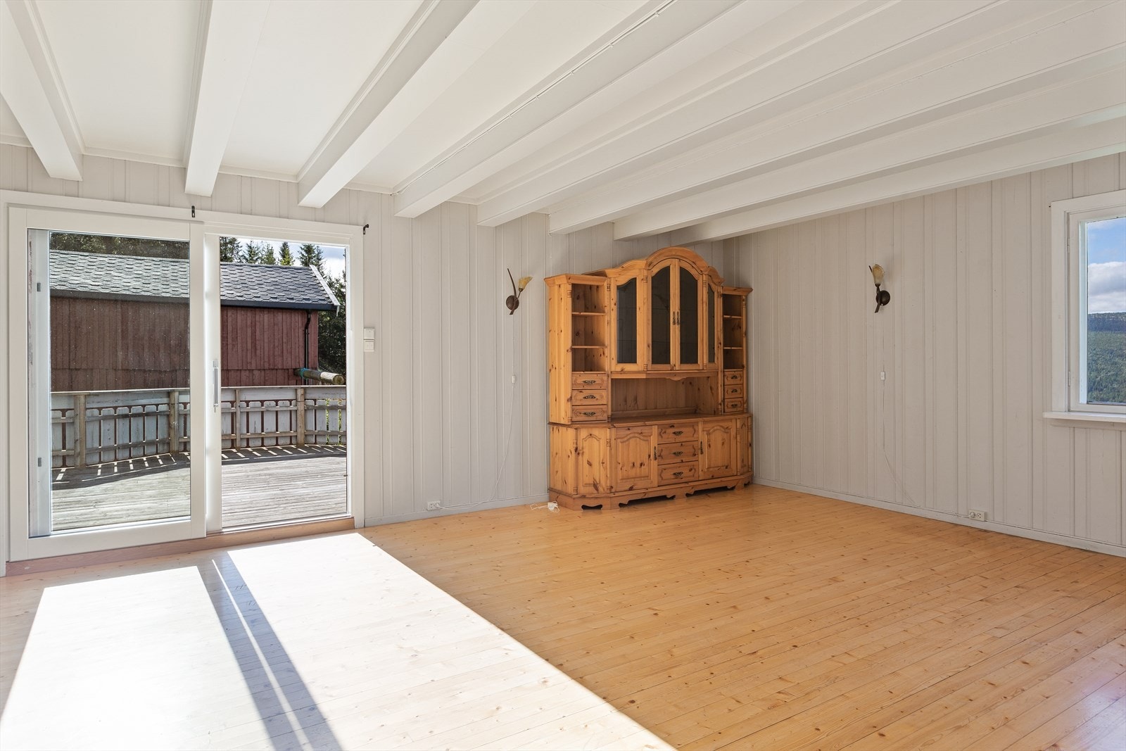 Lys og innbydende stue, som har godt med lysinnslipp fra flere vinduer, og som gir rommet et luftig preg. Galleribilde