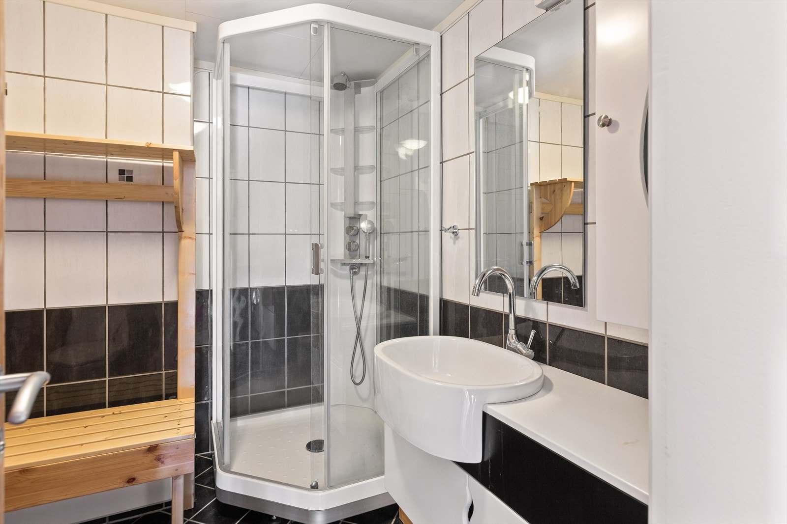 Bad i våningshuset med servant, toalett og dusjkabinett. Galleribilde