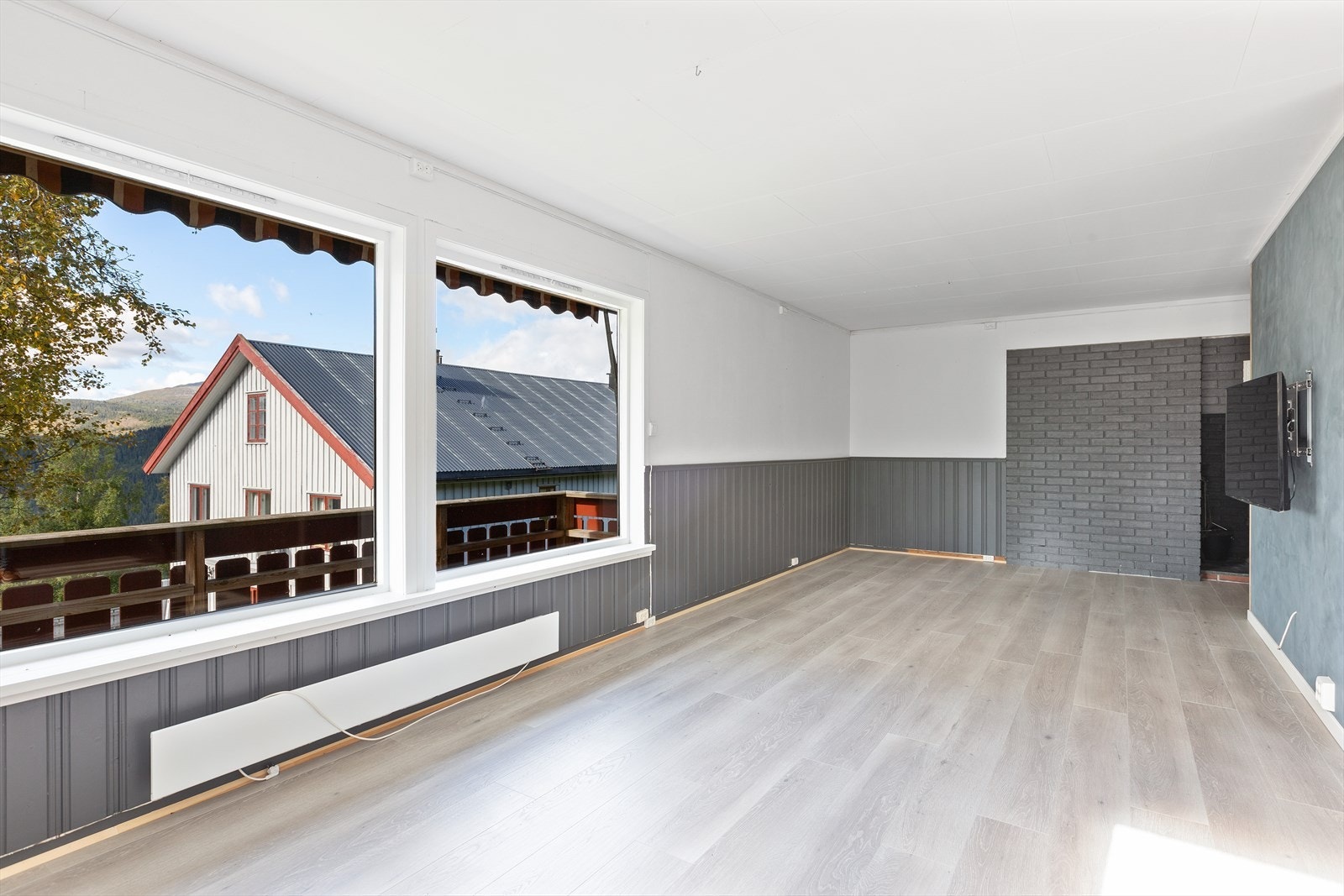 Stuen har godt med lysinnslipp fra flere vinduer, og som gir rommet et luftig preg. Galleribilde