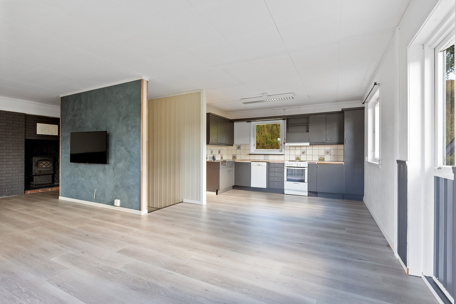 Stue i åpen løsning med kjøkkenet. Galleribilde