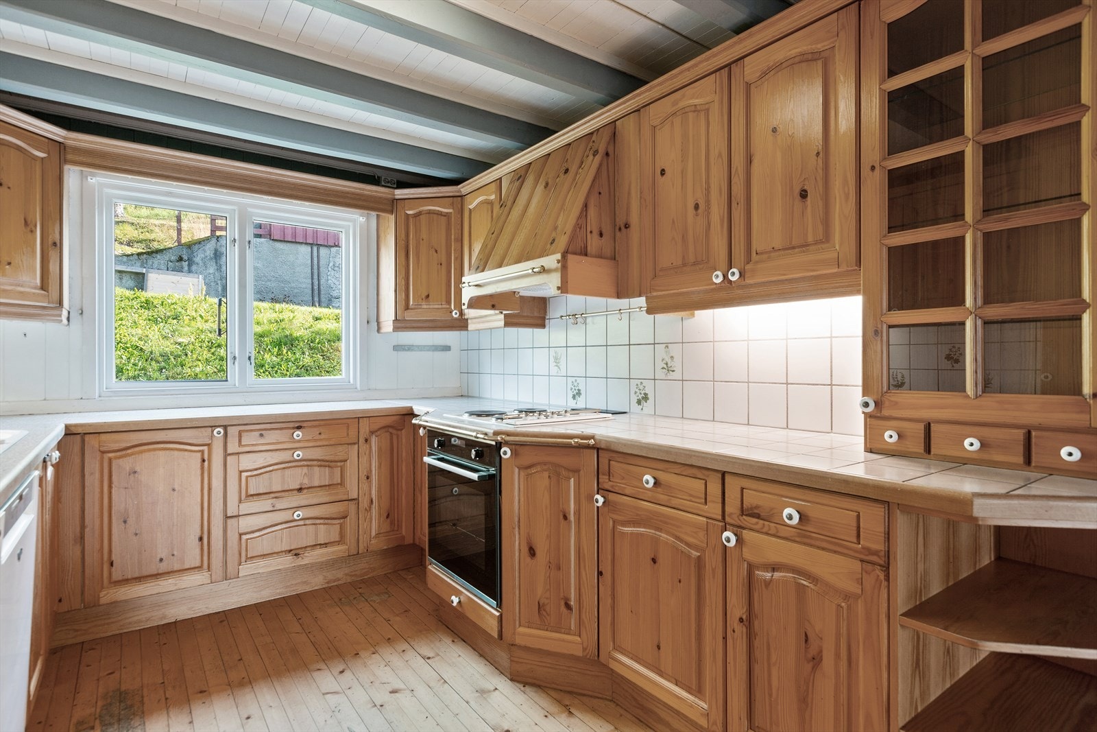 Innredningen har integrert komfyr, koketopp og frittstående oppvaskmaskin. Galleribilde