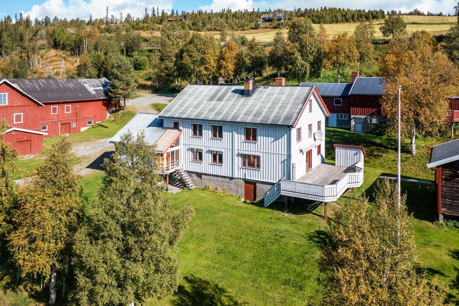 Eiendommen inneholder et Våningshus, en kårbolig, en låve, et stabbur og en garasje. Galleribilde