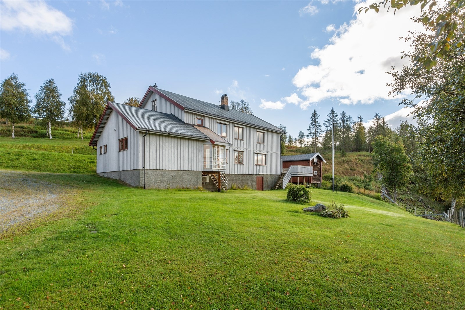 Boligen ligger usjenert til, og det er mye boltreplass for både liten og stor. Galleribilde