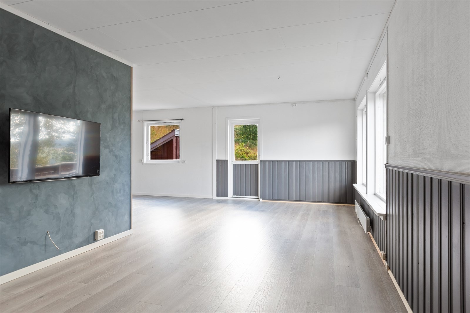 Stuen har flere møbleringsmuligheter med plass til både en sofagruppe, godstolen og spisestue. Galleribilde