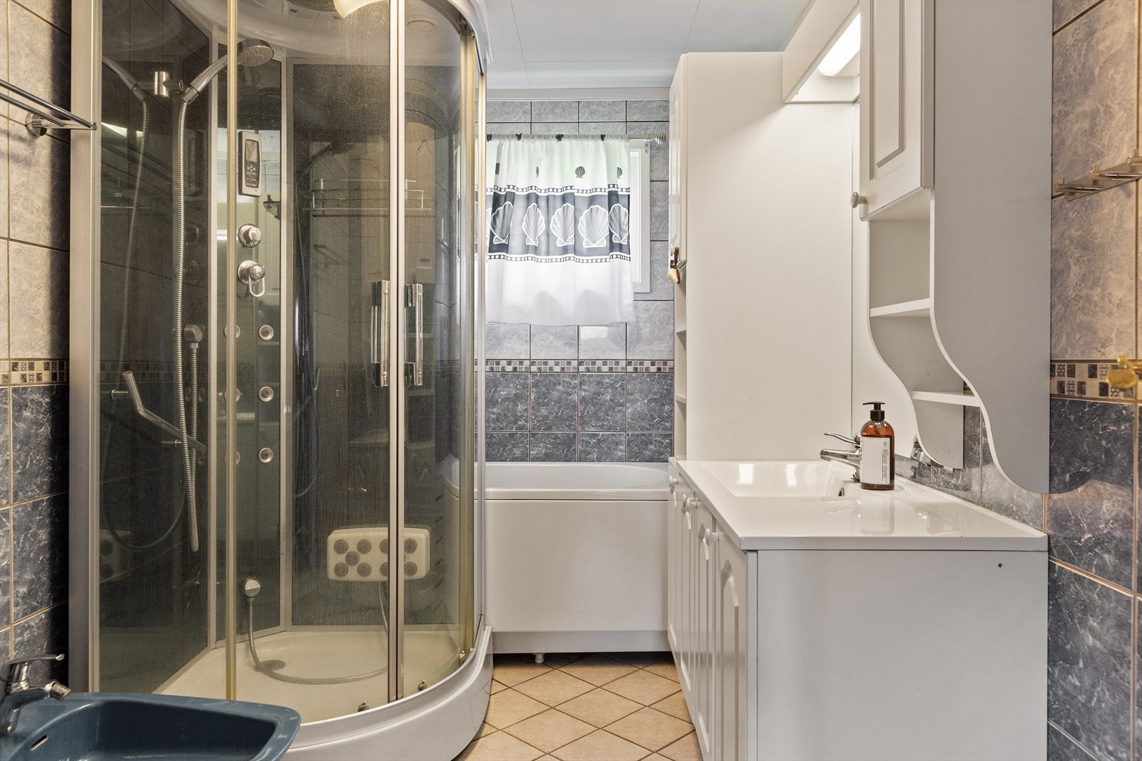 Bad 2. etasje våningshus Galleribilde