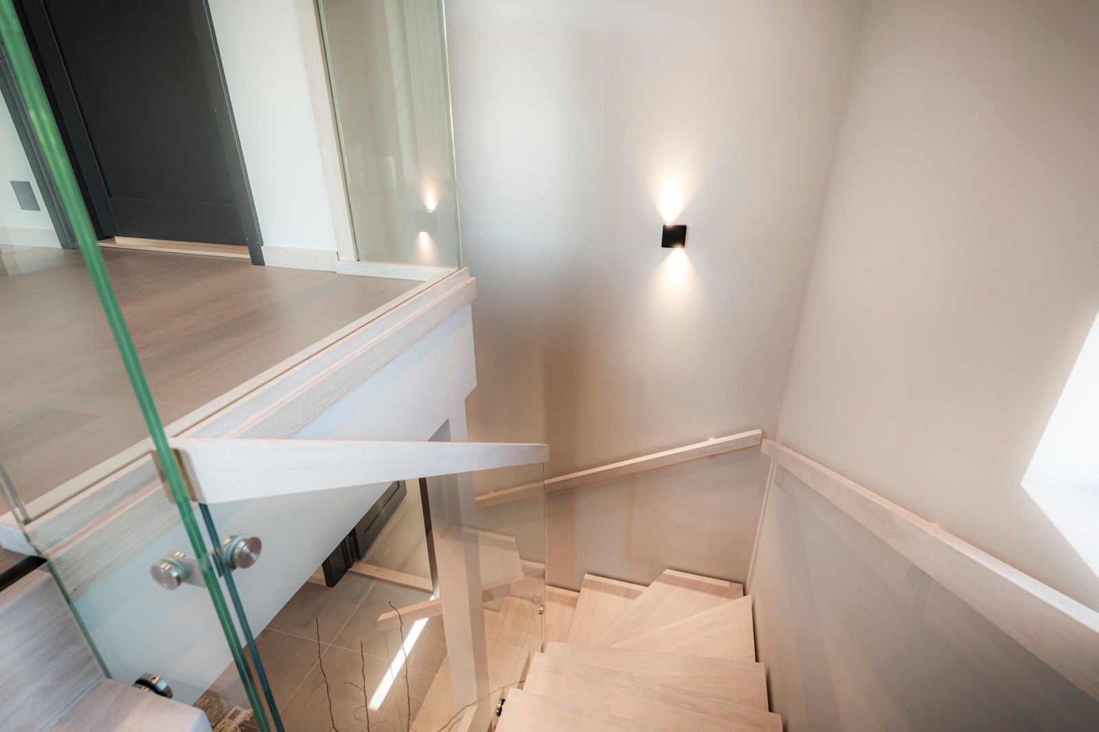 Legg merke til den stilrene belysningen i trappen. Galleribilde