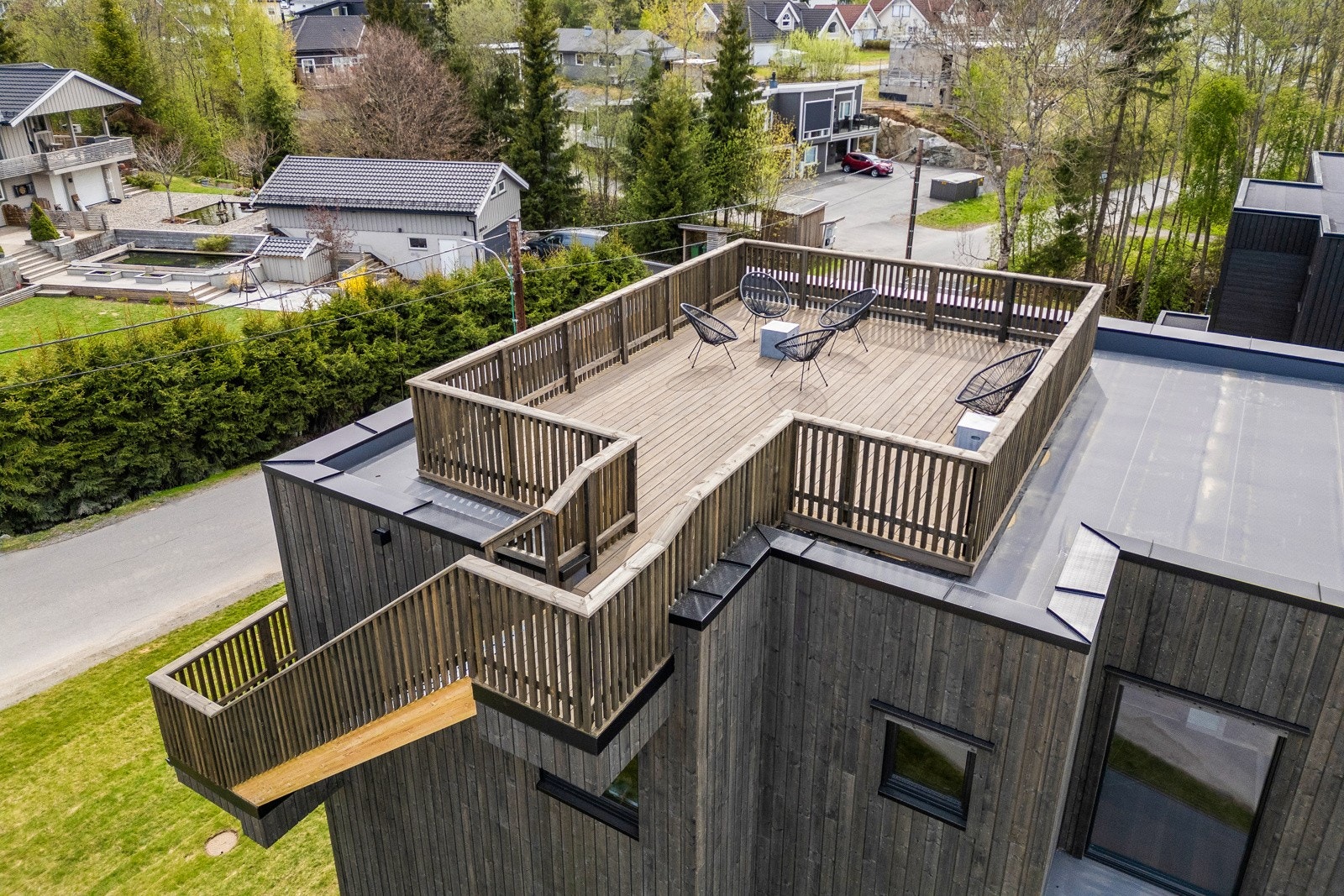 Fra loftstuen er det utgang til en solrik terrasse på ca. 10 kvm, med trapp direkte opp til den flotte takterrassen som troner på toppen av boligen. Takterrassen er på hele 36 kvm og herifra kan man nyte fantastiske solforhold fra morgen til kveld. Galleribilde