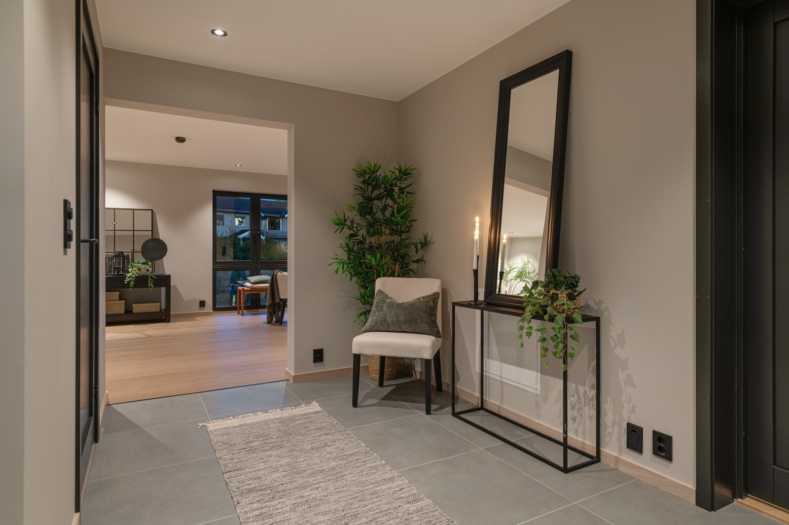 Lys, innbydende og romslig hall på hele 15 kvm med lekre storformatfliser på gulv med herlig vannbåren gulvvarme. Himlingen er pent lyssatt med LED downlights. Galleribilde