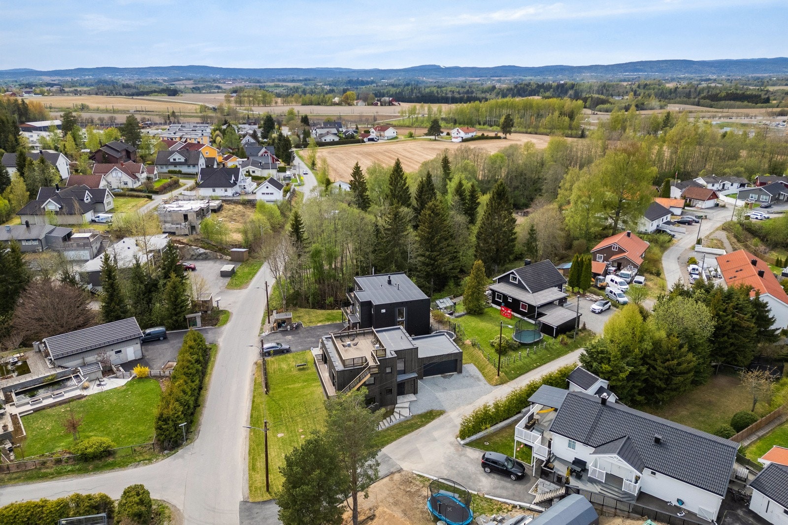 Eiendommen ligger i et sentralt og meget barnevennlig boligområde like nedenfor Langelandsfjellet som ligger rett sør for Jessheim sentrum i Ullensaker kommune. Området har nærhet til skoler, barnehager, offentlig kommunikasjon, butikker m.m. Galleribilde