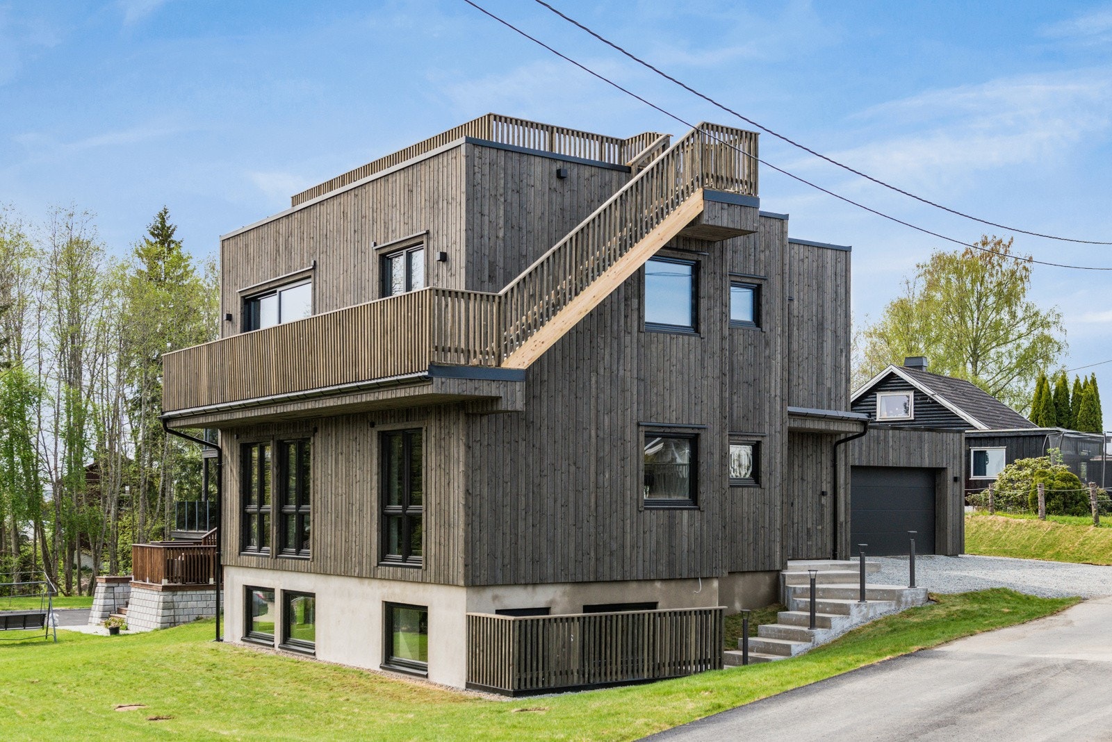 Det er montert 7 stk utelamper og en dobbel stikkontakt på takterrassen. Galleribilde