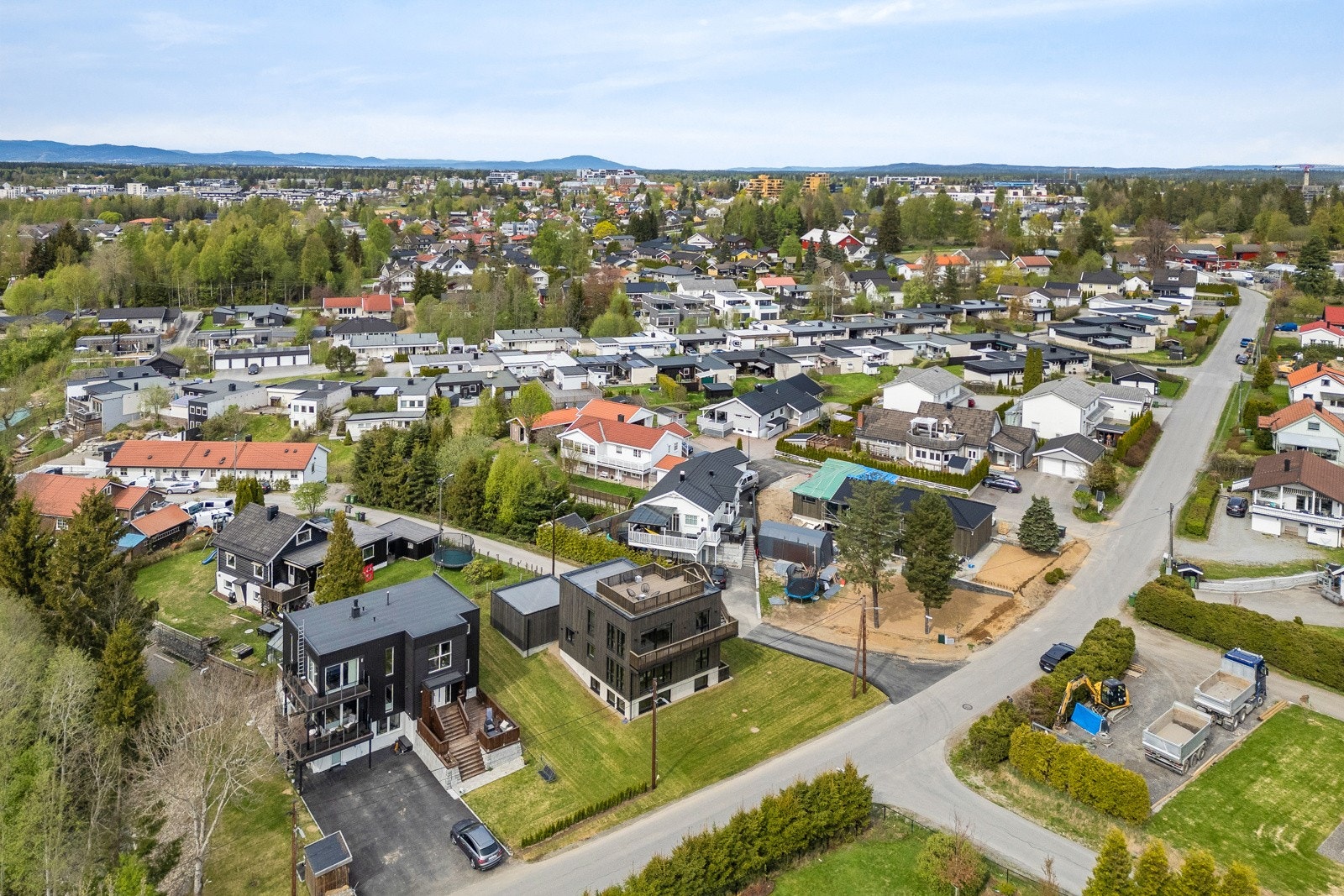 Eiendommen har gangavstand til Døli barneskole (1,5 km). For elever i ungdomstrinnene er det gangavstand til Allergot ungdomsskole (1,4 km). Det finnes flere videregående skoler i nærliggende områder, samt et godt utvalg av barnehager. Galleribilde