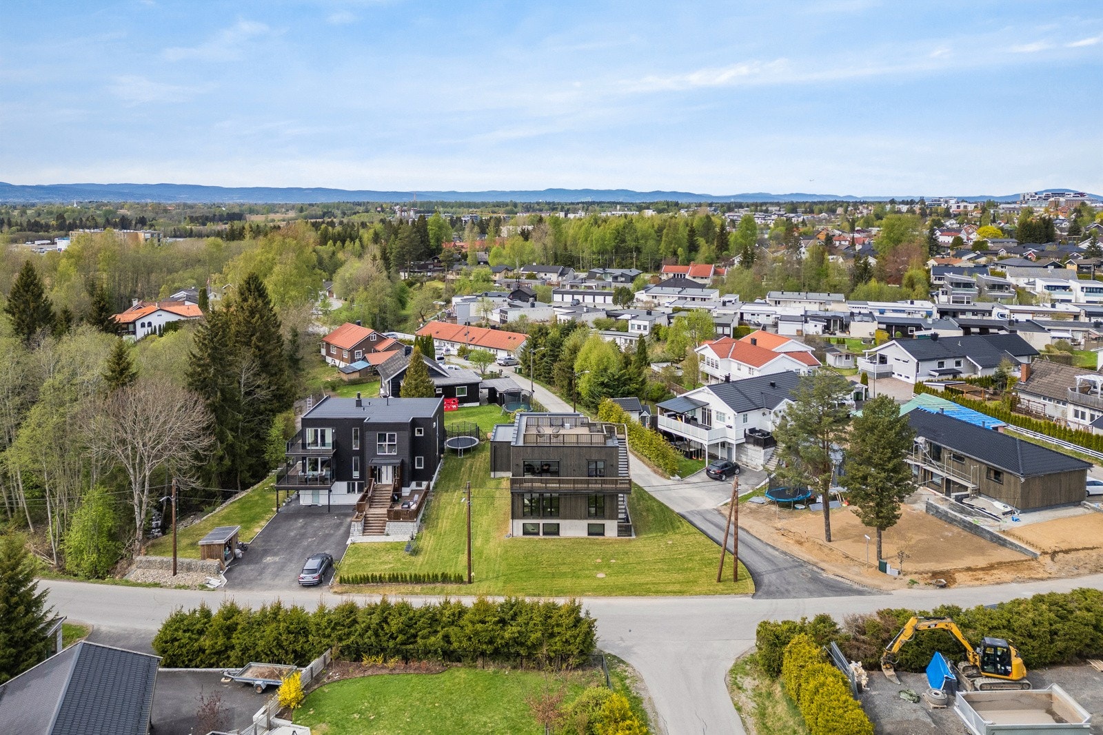 Dagligvarehandelen kan gjøres ved bl.a. Rema 1000 Jessheim (1,5 km) og Kiwi Meierigården (850 m). Ønsker du ytterligere servicetilbud har Jessheim Storsenter 140 butikker og serveringssteder (1,5 km). Galleribilde