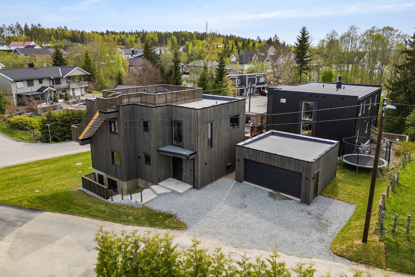 Laubakken 2A - Er en stilren og lekker arkitekttegnet funkisbolig, ferdigstilt i mai 2024 med gjennomført høy kvalitet over materialvalgene og smarte tekniske løsninger. Boligen er påkostet med vedlikeholdsfri kledning. Galleribilde