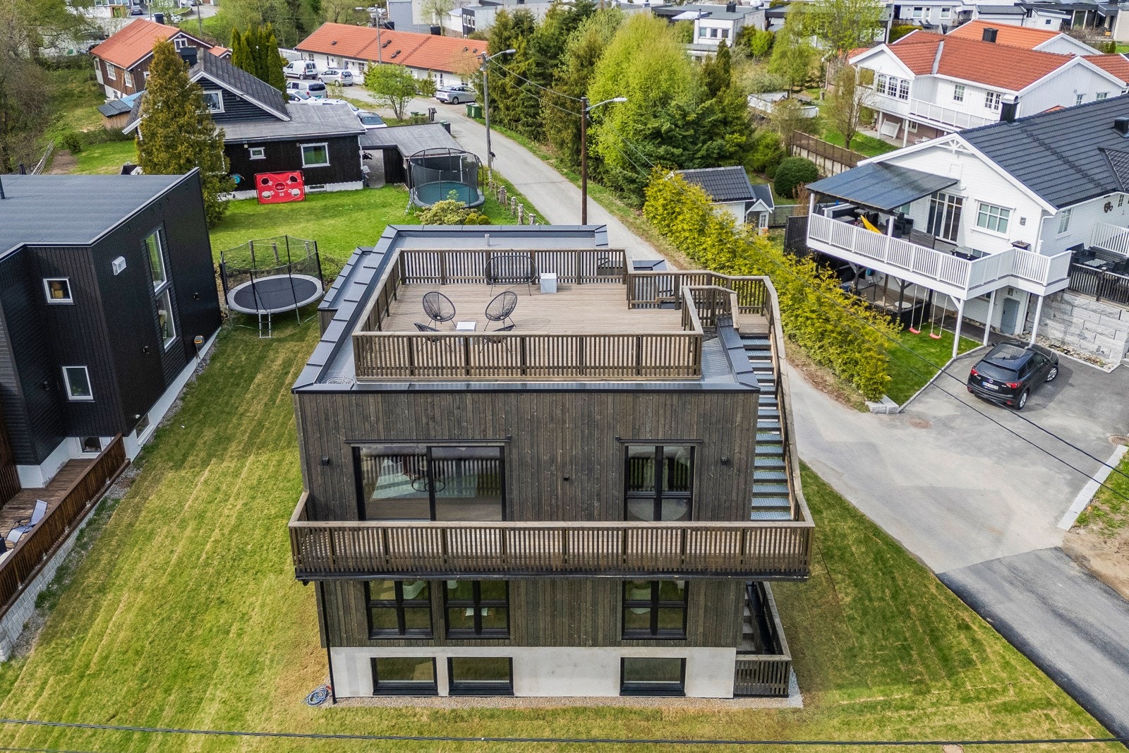 Boligen har en svært moderne arkitektur med gode lysforhold, åpne løsninger og flotte designvalg. Bygd etter TEK 17! Galleribilde