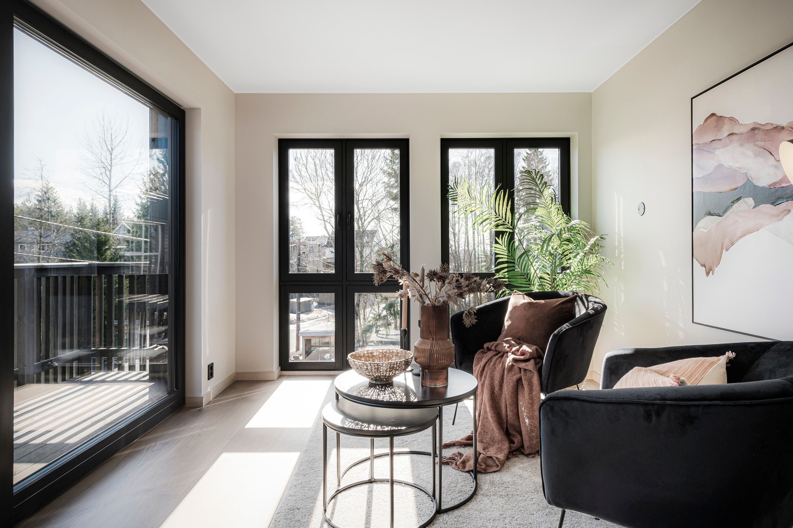 Flott loftstue med store vindusflater fra gulv til tak og utgang til solrik terrasse på ca. 10 kvm med trapp direkte opp til takterrassen på 36 kvm. Galleribilde