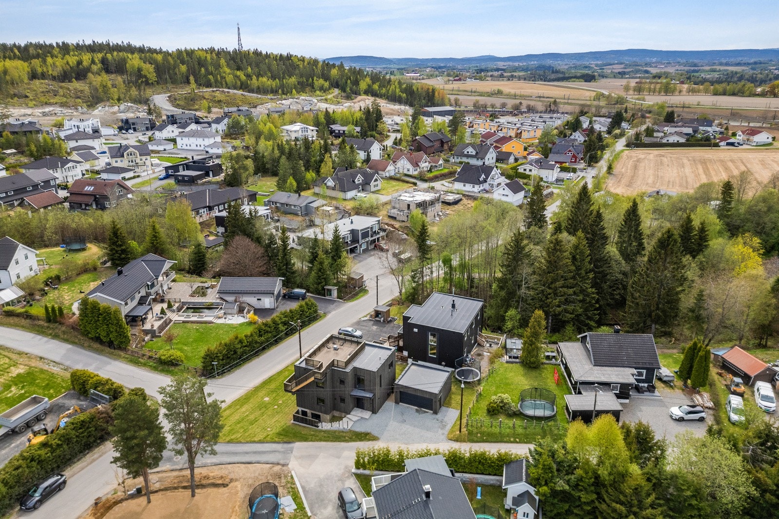 Jessheimområdet har et flott og variert fritidstilbud for barn- og unge med bla. kort vei til flere fotballbaner, skøytebane, idrettshall, svømmeanlegg, treningssenter, tennisanlegg med mer. Galleribilde