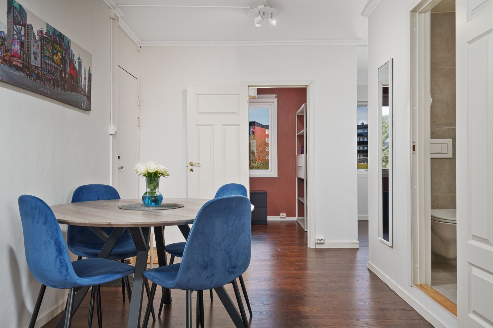 Delvis åpen og sosial stue- og kjøkkenløsning, dette gir et personlig preg på leiligheten. Galleribilde