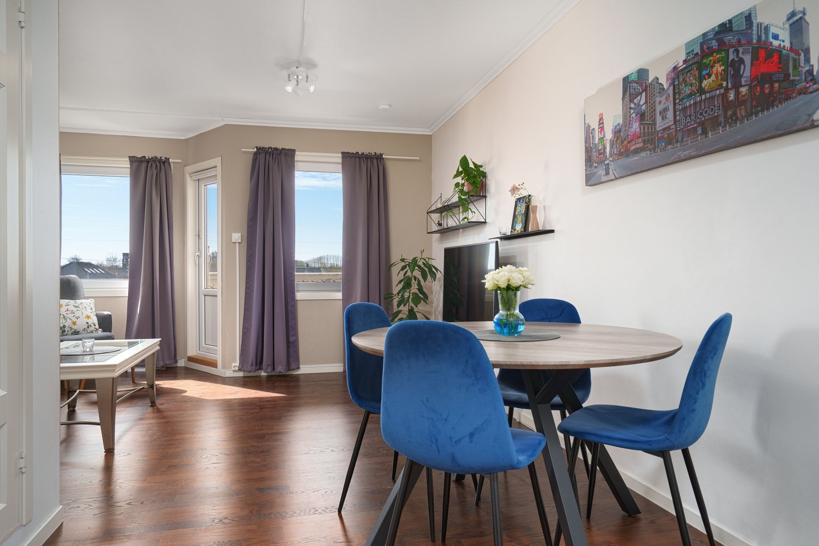 Lys og romslig stue med store vindusflater som gir godt med lysinnslipp. Galleribilde