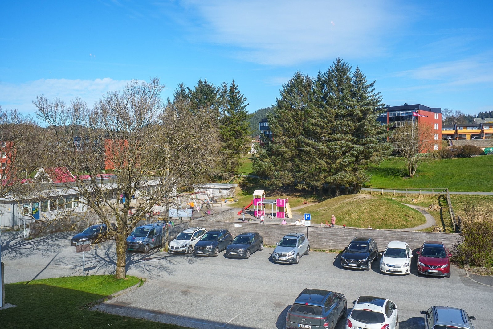 Denne leiligheten har en god beliggenhet, i nærhet til skoler, barnehager, butikker, og vakre naturområder, samt kort vei til Haugesund sentrum. Hyggelige turområde like i nærheten med gode turmuligheter. Gode bussforbindelser til og fra byen like ved. Galleribilde