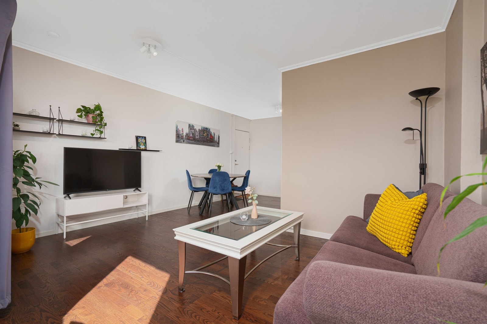 God plass til tv-møblement. Galleribilde