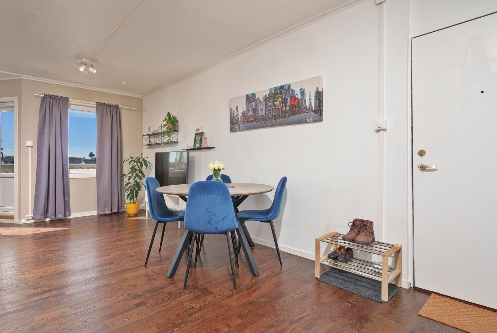 Koselig spiseplass, her inviteres det til en rolig kopp med morgenkaffe - Eller en rask matbit til folk på farten. Trivelig og luftig gang som ønsker deg velkommen inn. Galleribilde