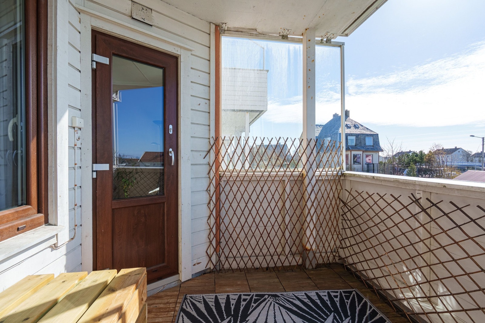 Utgang til lun og vestvendt balkong - Her nytes herlige dager! Galleribilde