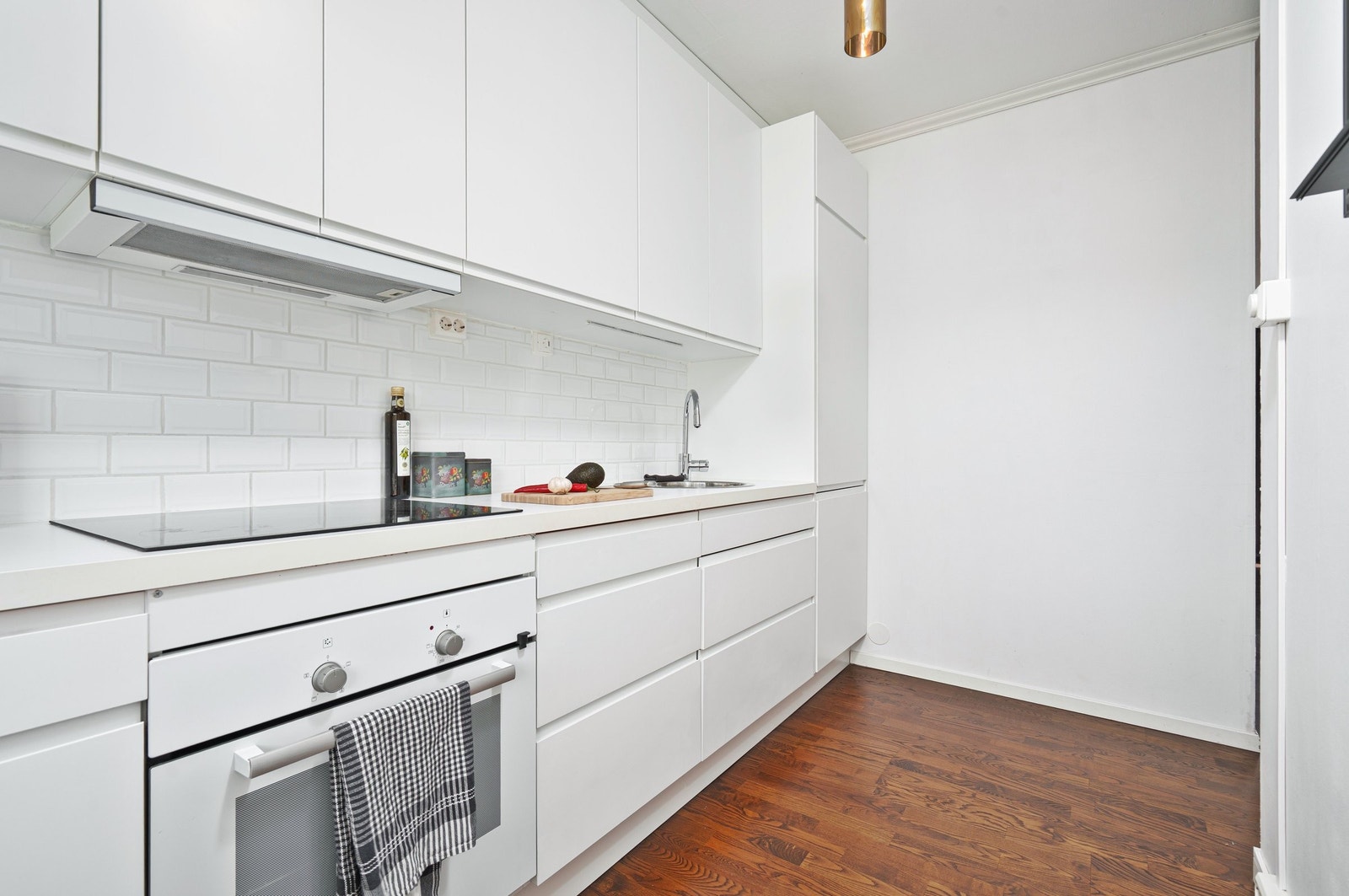 Lyst og pent kjøkken med glatte fronter. God skap- og benkeplass. Galleribilde