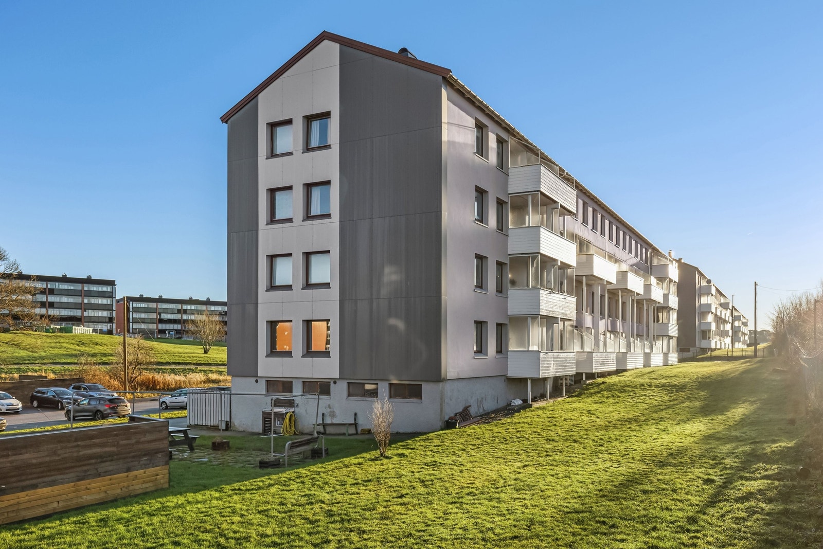 Tomten er felleseid av borettslaget. Pent opparbeidet med plen, prydebusker og benker, samt asfaltert parkeringsplass beliggende foran blokken. Galleribilde