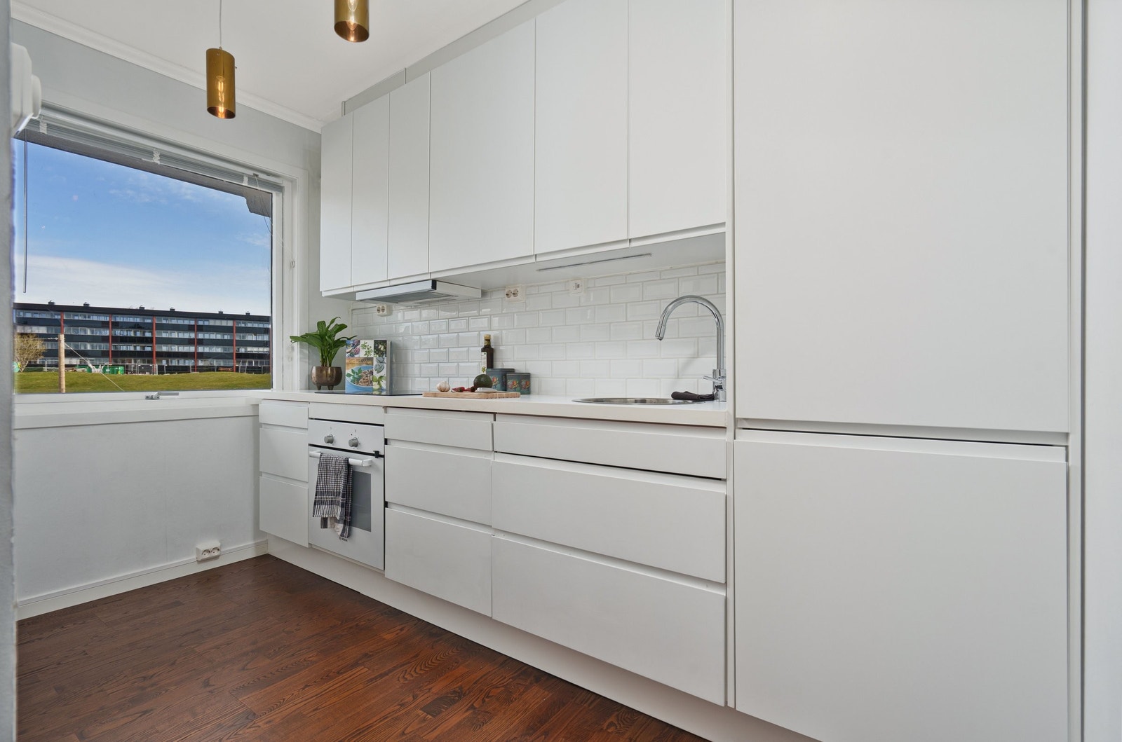 Kjøkkenventilator med avtrekk ut. Stort vindue som gir godt med lysinnslipp. Galleribilde