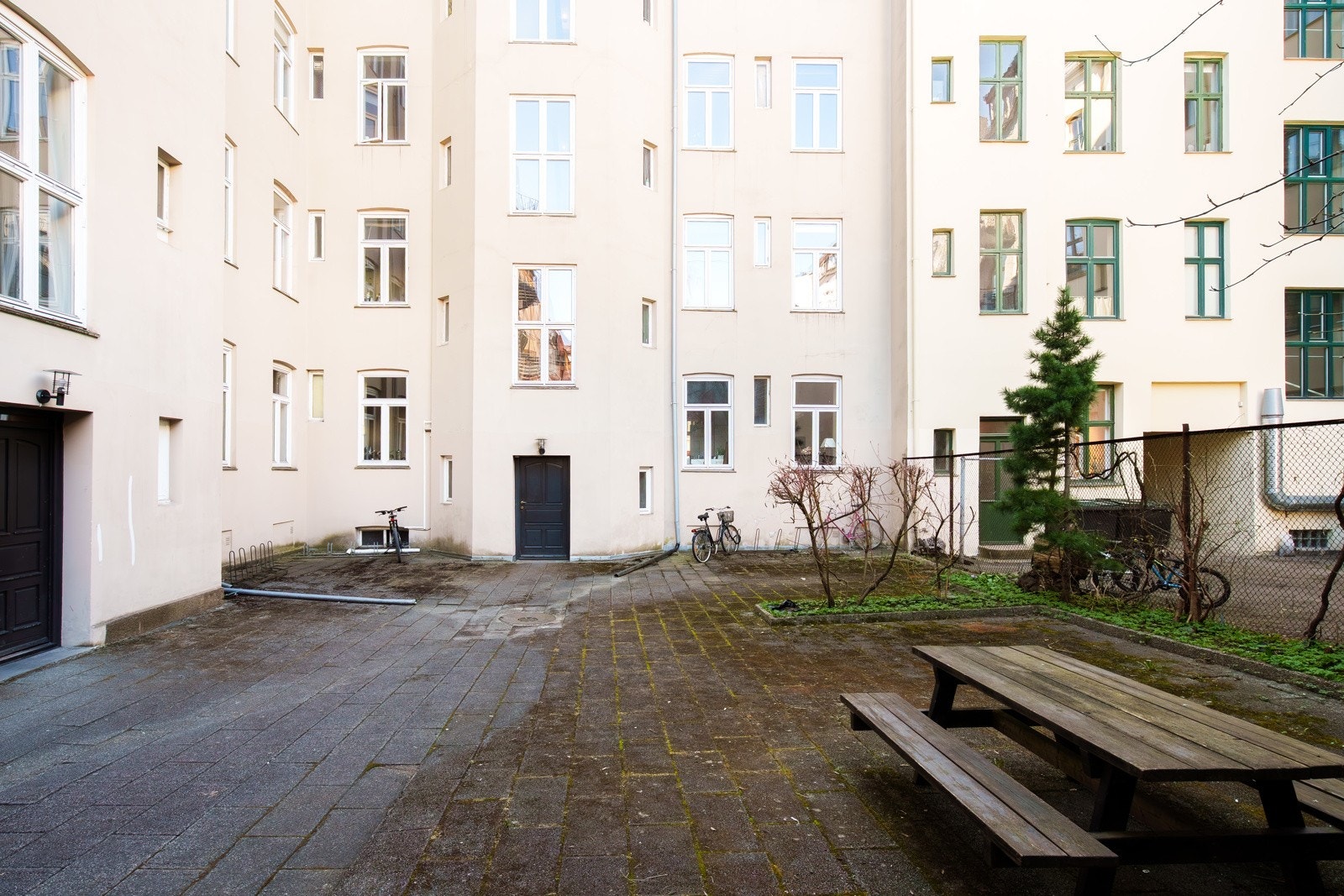 Bakgård med sittegruppe og sykkelparkering Galleribilde