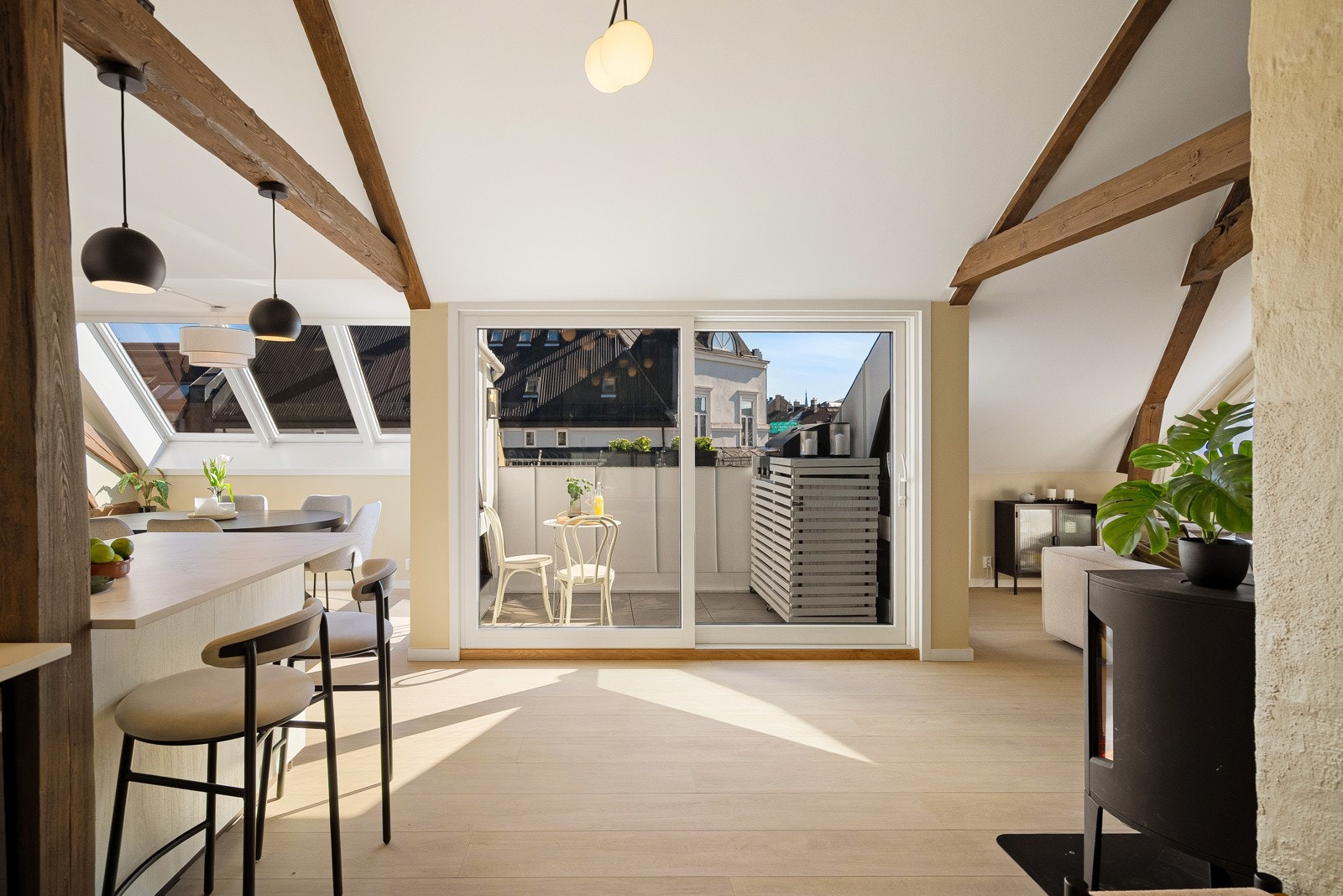 Store vindusflater, lysmalte vegger og god takhøyde skaper en luftig atmosfære Galleribilde