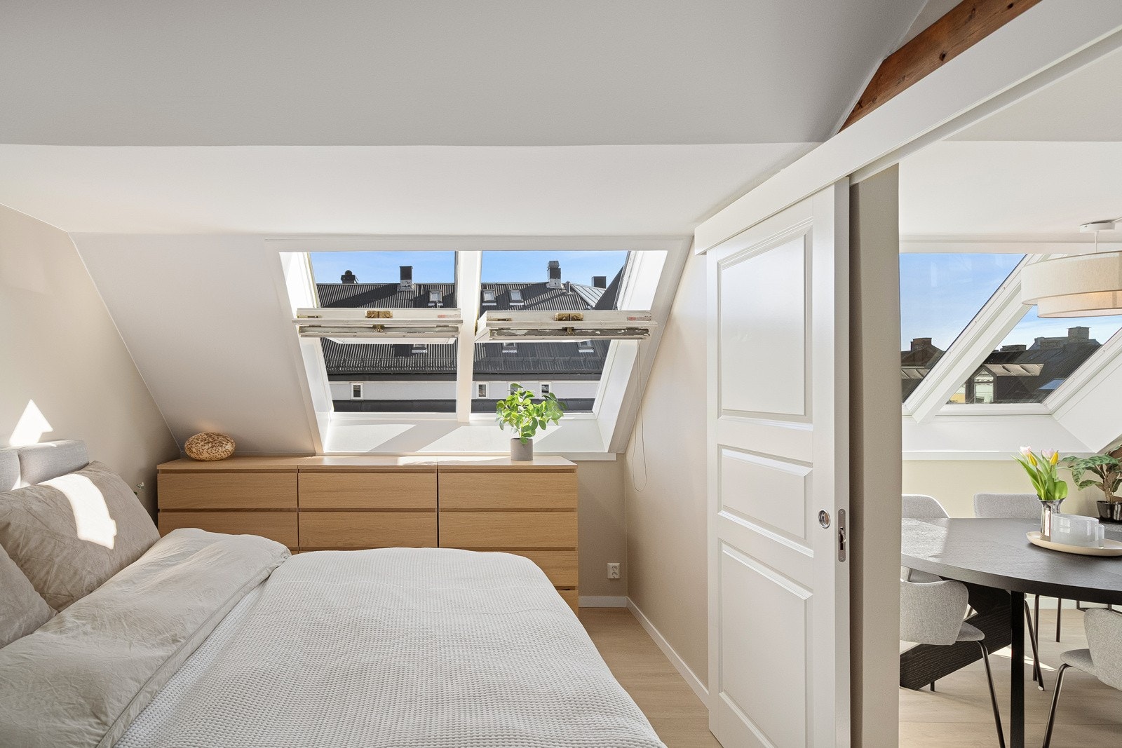 Luftig hovedsoverom med plass til dobbeltseng, nattbord, kommode og øvrig soveromsmøblement. Galleribilde