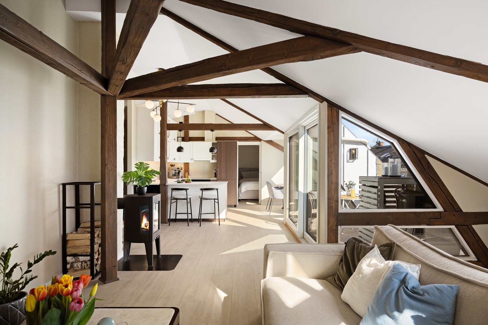 Vinduene følger solen fra morgen til kveld fra det ene rommet til det andre Galleribilde