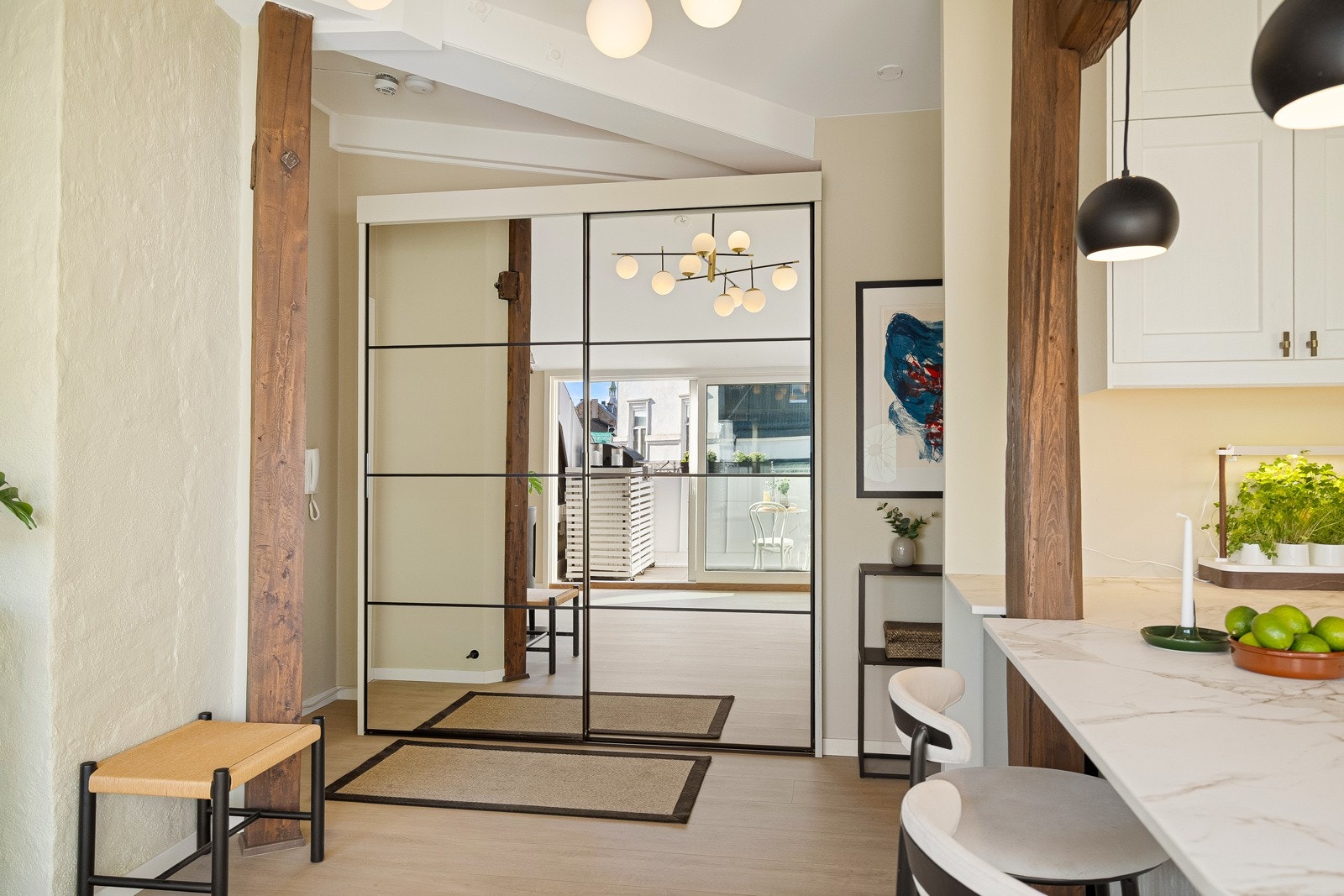 Stor skyvedørsgarderobe i entré Galleribilde